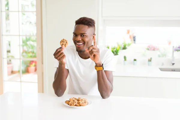 Mladý Američan Afričana Muž Jíst Čokoládové Lupínky Cookies Překvapilo Nápad — Stock fotografie