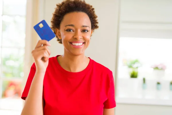 Junge Afrikanisch Amerikanische Frau Mit Kreditkarte Mit Einem Glücklichen Gesicht — Stockfoto