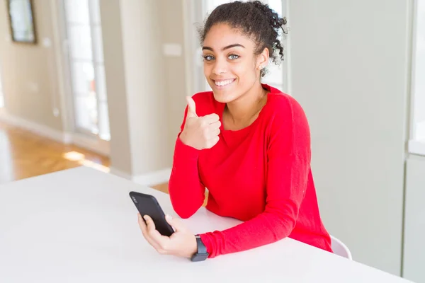 Mujer Afroamericana Joven Usando Teléfono Inteligente Mensajes Texto Mensaje Feliz —  Fotos de Stock