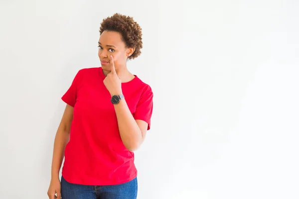 Jonge Mooie Afrikaanse Amerikaanse Vrouw Witte Achtergrond Pointing Aan Het — Stockfoto