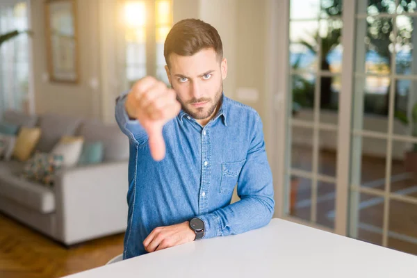 Joven Hombre Guapo Casa Con Cara Enojada Signo Negativo Que — Foto de Stock