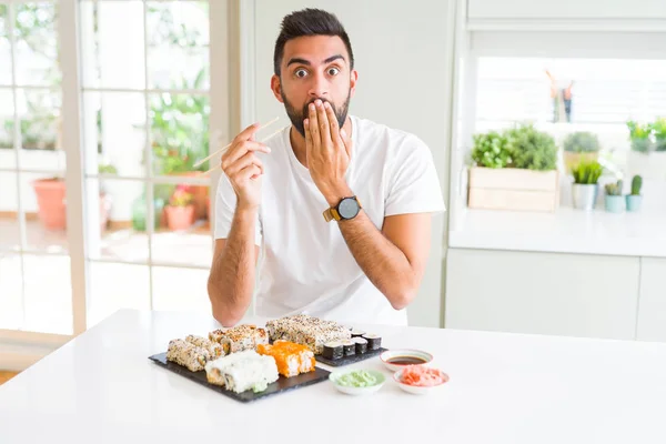 Hombre Hispano Guapo Comiendo Sushi Asiático Usando Palillos Cubren Boca — Foto de Stock