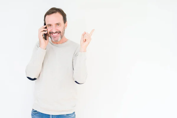 Starší Muž Mluví Smartphone Izolované Pozadí Velmi Šťastný Přejdete Stranu — Stock fotografie