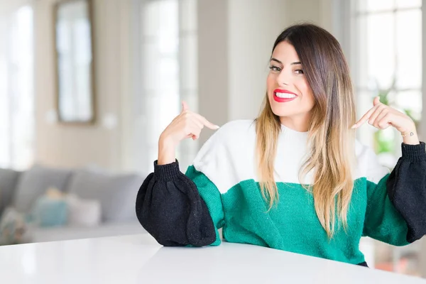 Jovem Mulher Bonita Vestindo Suéter Inverno Casa Olhando Confiante Com — Fotografia de Stock