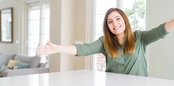 Mulher Bonita Casa Olhando Para Câmera Sorrindo Braços Abertos Para — Fotografia de Stock