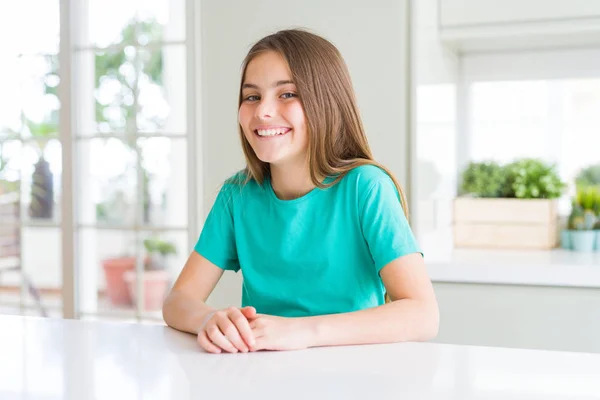 Hermosa Niña Con Una Camiseta Verde Una Sonrisa Alegre Fresca — Foto de Stock