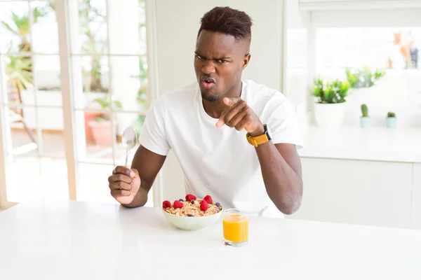 Mladý Američan Afričana Muž Jíst Zdravou Snídani Ráno Ukázal Prstem — Stock fotografie