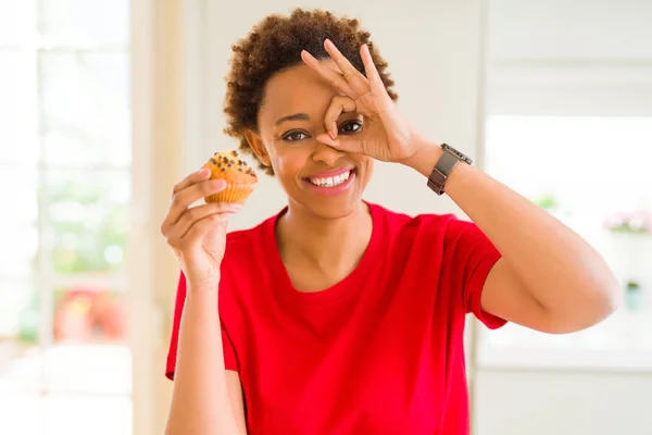 Mladá Africká Americká Žena Jíst Čokoládu Čipy Muffiny Šťastný Obličej — Stock fotografie