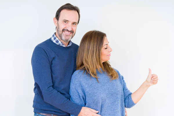 Belo Casal Meia Idade Apaixonado Por Fundo Isolado Olhando Orgulhoso — Fotografia de Stock