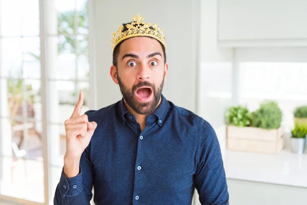Knappe Spaanse Man Draagt Gouden Kroon Hoofd Als Koning Vinger — Stockfoto