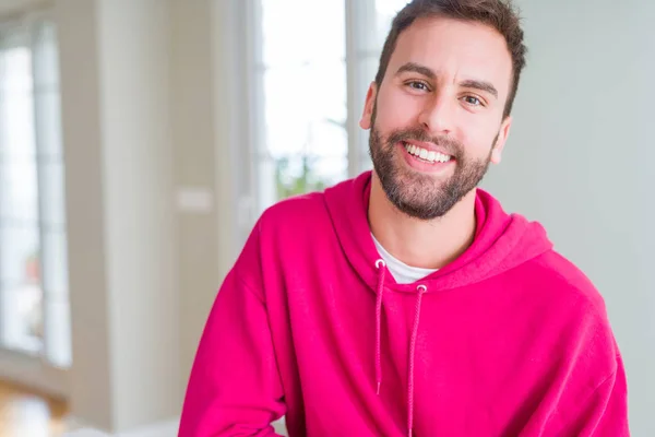 Bonito homem vestindo camisola casual em casa e sorrindo depósito — Fotografia de Stock