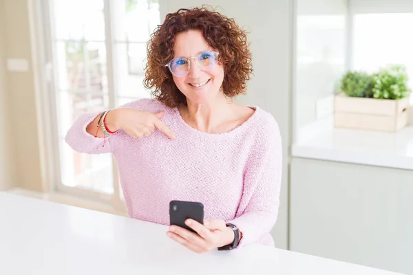 Mujer Mayor Con Gafas Uso Teléfono Inteligente Con Cara Sorpresa —  Fotos de Stock