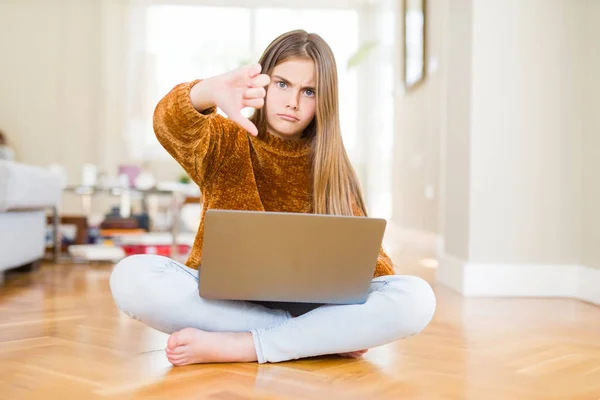 Menina Bonita Estudando Usando Laptop Sentado Chão Casa Com Rosto — Fotografia de Stock