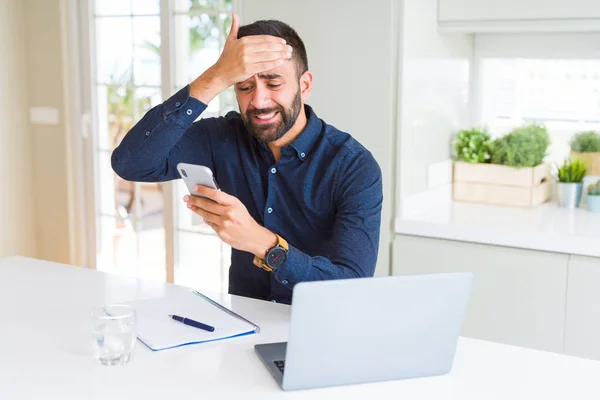 Schöner Hispanischer Geschäftsmann Mit Smartphone Und Laptop Büro Gestresst Mit — Stockfoto