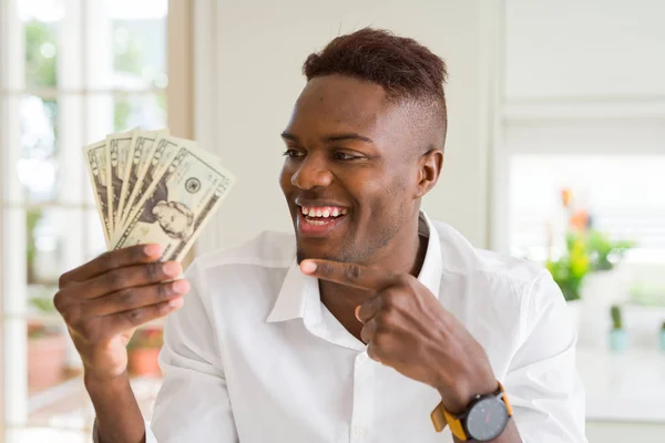 Africano Americano Segurando Vinte Dólares Notas Bancárias Muito Feliz Apontando — Fotografia de Stock