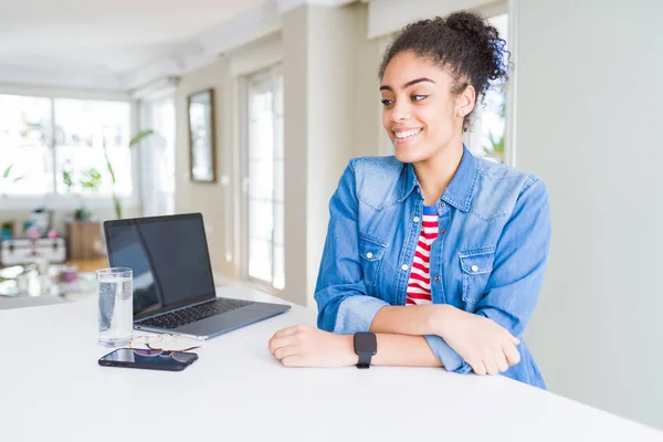 年轻的非洲裔美国女商人使用电脑笔记本电脑工作 面朝一边微笑 自然表情 笑自信 — 图库照片