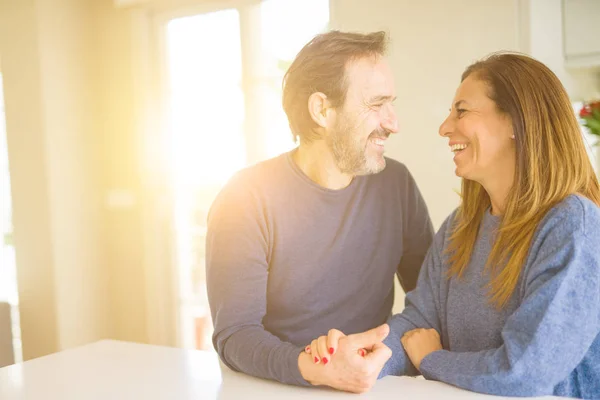 Romántica Pareja Mediana Edad Sentados Juntos Casa — Foto de Stock