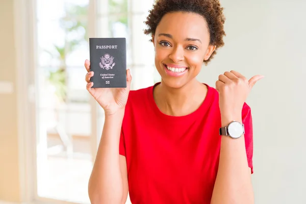 Joven Mujer Afroamericana Portadora Pasaporte Estados Unidos América Señalando Mostrando — Foto de Stock