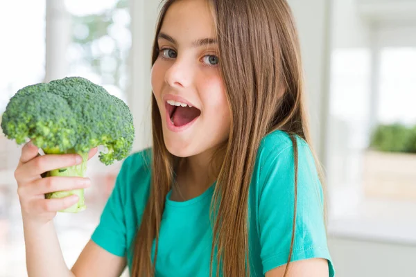 Όμορφη Νεαρή Κοπέλα Που Τρώει Φρέσκο Μπρόκολο Φοβάται Σοκ Πρόσωπο — Φωτογραφία Αρχείου