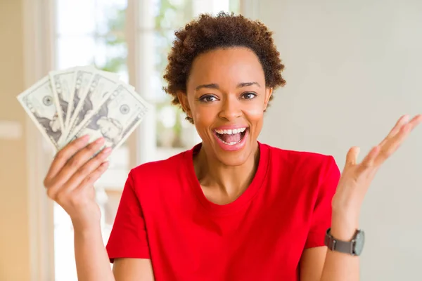 Joven Mujer Afroamericana Sosteniendo Billetes Banco Veinte Dólares Muy Felices — Foto de Stock