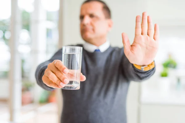 Hombre Mediana Edad Bebiendo Vaso Agua Casa Con Mano Abierta — Foto de Stock