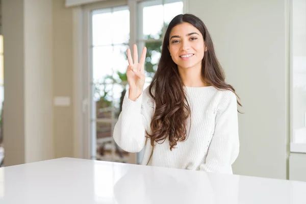 Jovem Mulher Bonita Casa Mesa Branca Mostrando Apontando Para Cima — Fotografia de Stock