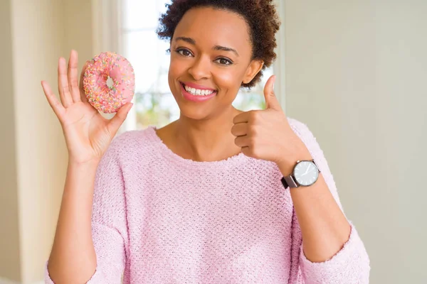 Joven Afroamericana Americana Comiendo Rosado Azúcar Donut Feliz Con Gran —  Fotos de Stock