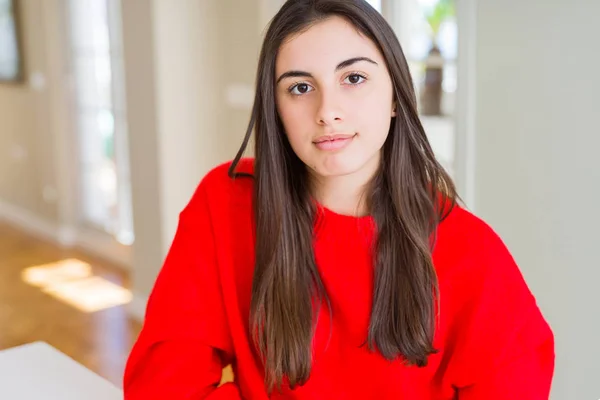 Bella Giovane Donna Che Indossa Maglione Rosso Casual Con Espressione — Foto Stock