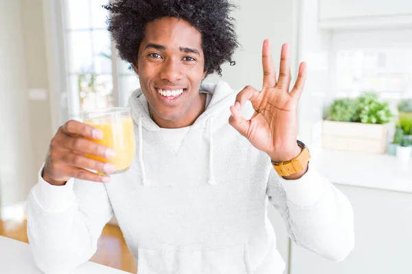 Američan Afričana Muž Drží Pití Sklenice Pomerančové Šťávy Dělá Cedulka — Stock fotografie