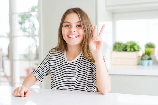 Menina Bonita Garoto Vestindo Listras Shirt Mostrando Apontando Para Cima — Fotografia de Stock