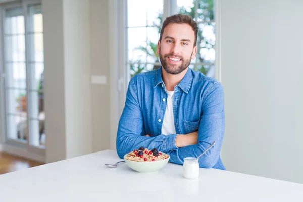 Hombre Guapo Comiendo Cereales Para Desayuno Casa Cara Feliz Sonriendo — Foto de Stock