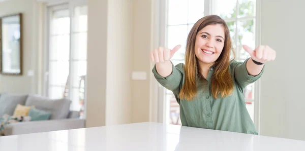 Mulher Bonita Casa Aprovando Fazer Gesto Positivo Com Mão Polegares — Fotografia de Stock