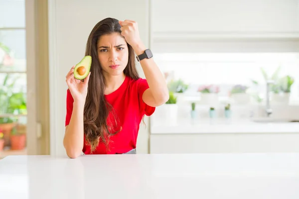 Junge Frau Isst Gesunde Avocado Genervt Und Frustriert Schreit Vor — Stockfoto