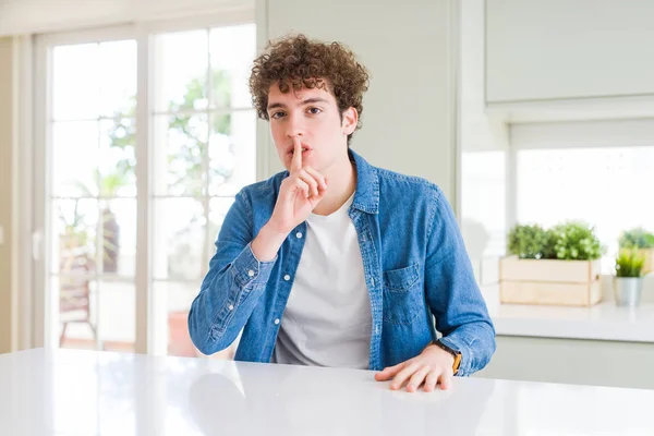 Joven Hombre Guapo Con Chaqueta Mezclilla Casual Casa Pidiendo Estar —  Fotos de Stock