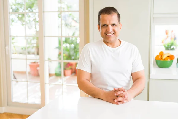 Hombre de mediana edad sonriendo confiado a la cámara en casa — Foto de Stock