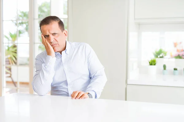 Hombre Mediana Edad Sentado Casa Pensando Que Cansado Aburrido Con — Foto de Stock