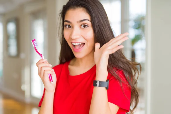 Молода Жінка Тримає Зубну Щітку Дуже Щасливою Збудженою Вираз Переможця — стокове фото