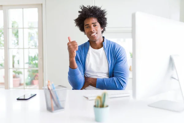 アフリカ系アメリカ人の作業 の標識をやって笑顔で幸せなコンピューターを使用して優秀な兆候の指で親指 — ストック写真