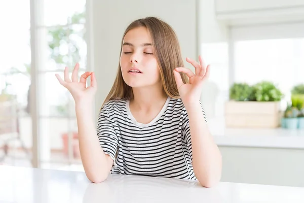 Menina Bonita Garoto Vestindo Listras Shirt Relaxar Sorrir Com Olhos — Fotografia de Stock