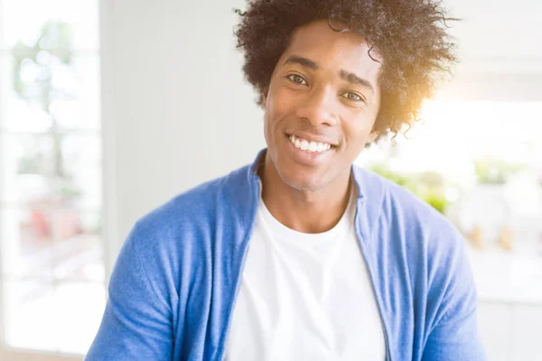 Афроамериканців Людини Додому Щасливими Прохолодний Усмішкою Обличчі Щаслива Людина — стокове фото