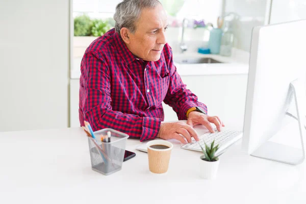 Tampan Pria Senior Bekerja Dengan Komputer Tampak Terkonsentrasi — Stok Foto