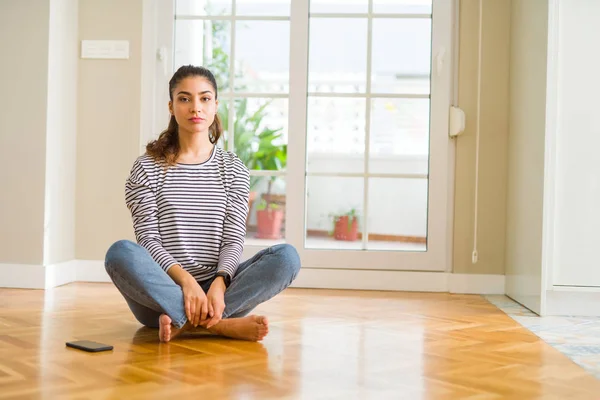 Jovem Bela Mulher Sentada Chão Casa Com Expressão Séria Rosto — Fotografia de Stock