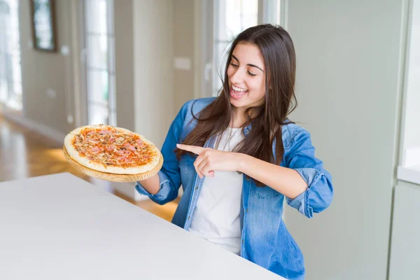 Mulher Bonita Comendo Pizza Saborosa Caseira Cozinha Muito Feliz Apontando — Fotografia de Stock