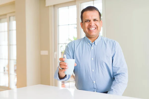 Homem Meia Idade Bebendo Café Pela Manhã Casa Com Rosto — Fotografia de Stock