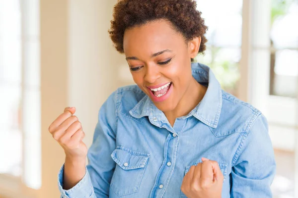 Jonge Mooie Afrikaanse Amerikaanse Vrouw Erg Blij Opgewonden Doet Winnaar — Stockfoto