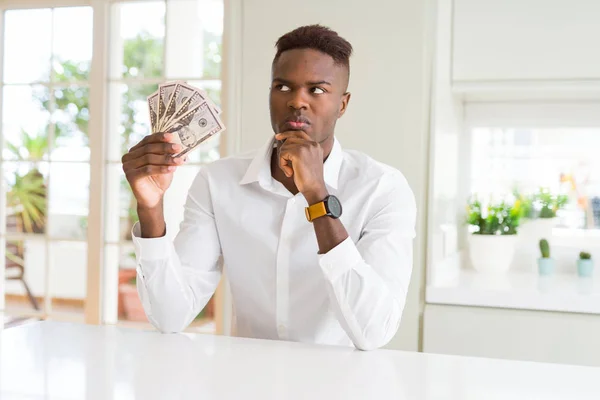 Африканский Американец Держит Банкноты Пятьдесят Долларов Серьезное Лицо Думая Вопросе — стоковое фото