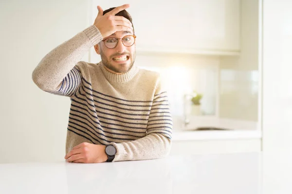 Homem Bonito Jovem Usando Óculos Casa Estressado Com Mão Cabeça — Fotografia de Stock