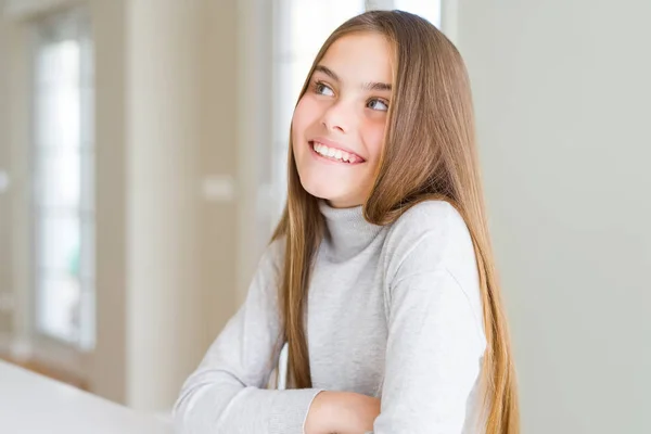 笑って見ている側と見つめて離れて思考タートルネックのセーターを着ている美しい若い女の子子供 — ストック写真