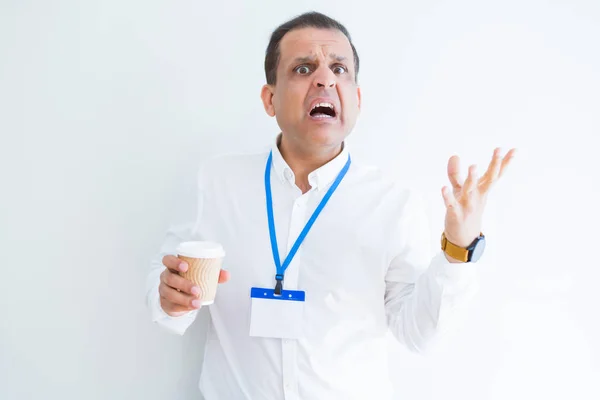 Obchodní Muž Středního Věku Nosit Průkaz Pití Coffeeover Bílé Pozadí — Stock fotografie