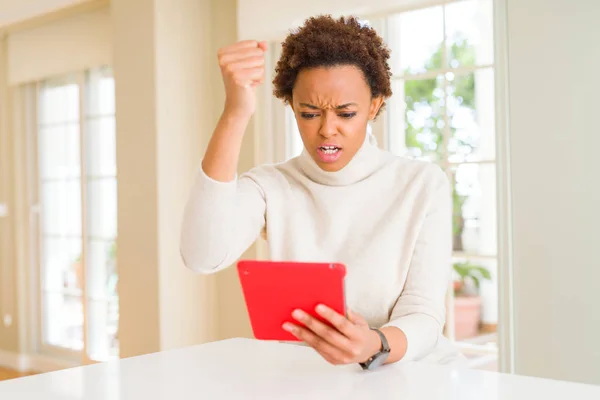 Unga Afroamerikanska Kvinnan Använder Tablet Irriterad Och Frustrerad Skrika Med — Stockfoto